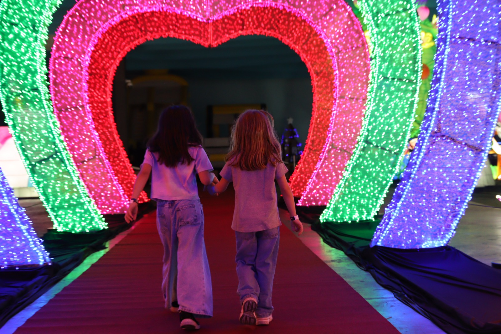 Campos do Jordão lança inédito complexo imersivo no inverno paulista Atração Brinca Luminous une arte e gastronomia alemã da Casa Oktober em projeto inédito da ANMAX e WGroup O turismo de inverno no estado de São Paulo ganha um novo marco com a abertura de um complexo de entretenimento inédito na Região Sudeste. A partir de 9 de julho até 27 de setembro de 2026, a cidade de Campos do Jordão recebe uma iniciativa que conecta arte contemporânea e tradição cultural internacional. O projeto, liderado pelas realizadoras ANMAX e WGroup, estabelece um modelo diferenciado de atrativo profissional a poucos metros do centro do Capivari, unindo a interatividade tecnológica à hospitalidade típica europeia sob a coordenação do diretor Juliano Boppre de Athayde.