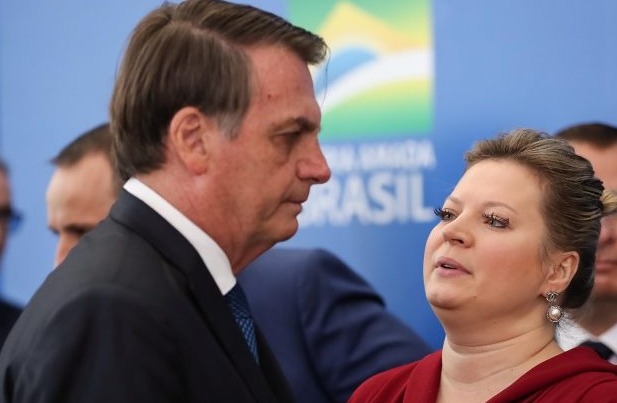 Críticas de Joice Hasselmann ampliam a crise pública dentro da família Bolsonaro.