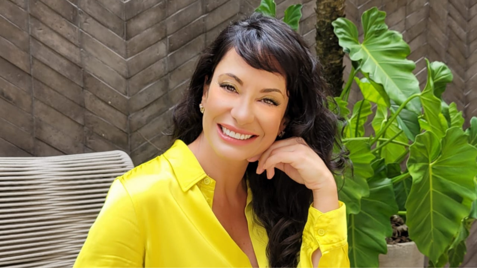 Atriz Biah Ramos estreia temporada especial no Teatro West Plaza A montagem da LaHell Produções Artísticas introduz dinâmica inédita de participações para expandir a conexão com o público O cenário teatral de São Paulo ganha uma nova dinâmica artística no Teatro West Plaza com a encenação da peça "Cuidado com as Flores Simpáticas". O projeto cultural, sob a gestão da LaHell Produções Artísticas, abre sua temporada de participações especiais nesta sexta-feira, dia 3 de julho, trazendo para o palco a destacada atriz Biah Ramos. A estratégia de alternar talentos em temporadas teatrais reflete uma tendência consolidada de engajamento do público no setor de entretenimento ao vivo. Estudos de mercado indicam que produções construídas sob estruturas rotativas estimulam o retorno frequente dos espectadores e conferem sustentabilidade às artes cênicas independentes. O texto de Afonso Nilson, conduzido pelo diretor Victor Lazzari, explora os meandros do universo feminino através de narrativas profundas e complementares.