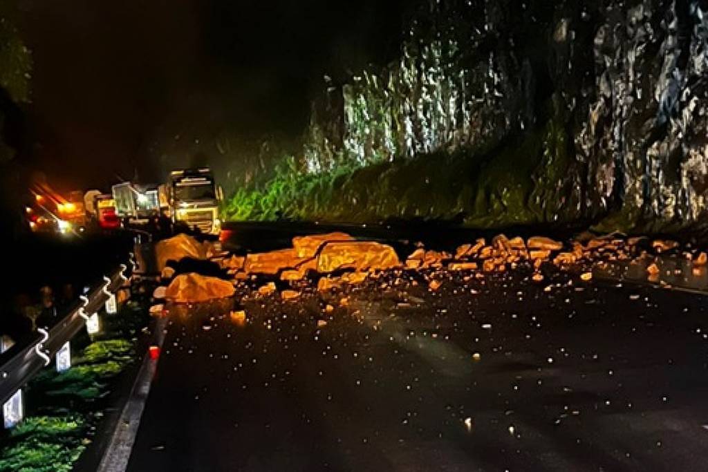 temporais causam alagamentos e suspendem aulas em cidades do norte do rs