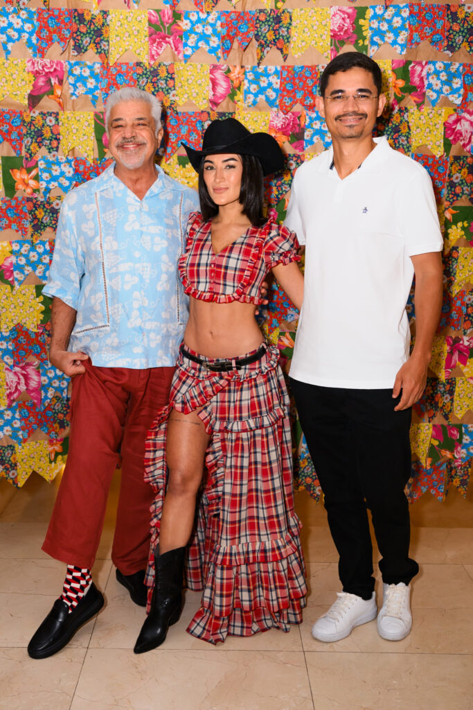 abi Melim reuniu amigos em um arraiá cheio de música, comidas típicas e muita animação. Entre os convidados estavam Renato Aragão, Lulu Santos, Duda Beat, Pocah e outros nomes do entretenimento que prestigiaram a cantora na abertura das comemorações pelos seus 32 anos.