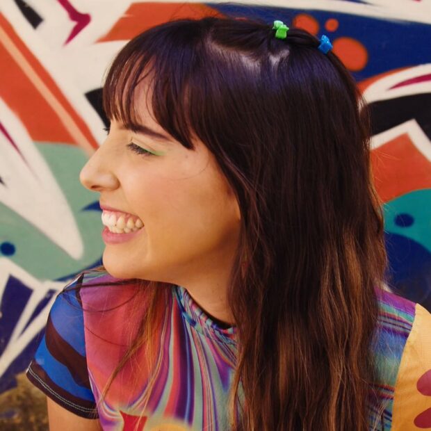 Wogue estreia oficialmente a carreira solo com o single "A vida vai pra cima" e apresenta um clipe gravado em Itaipava. A artista assina a composição, participa da produção musical e desenvolveu todo o conceito visual do projeto.