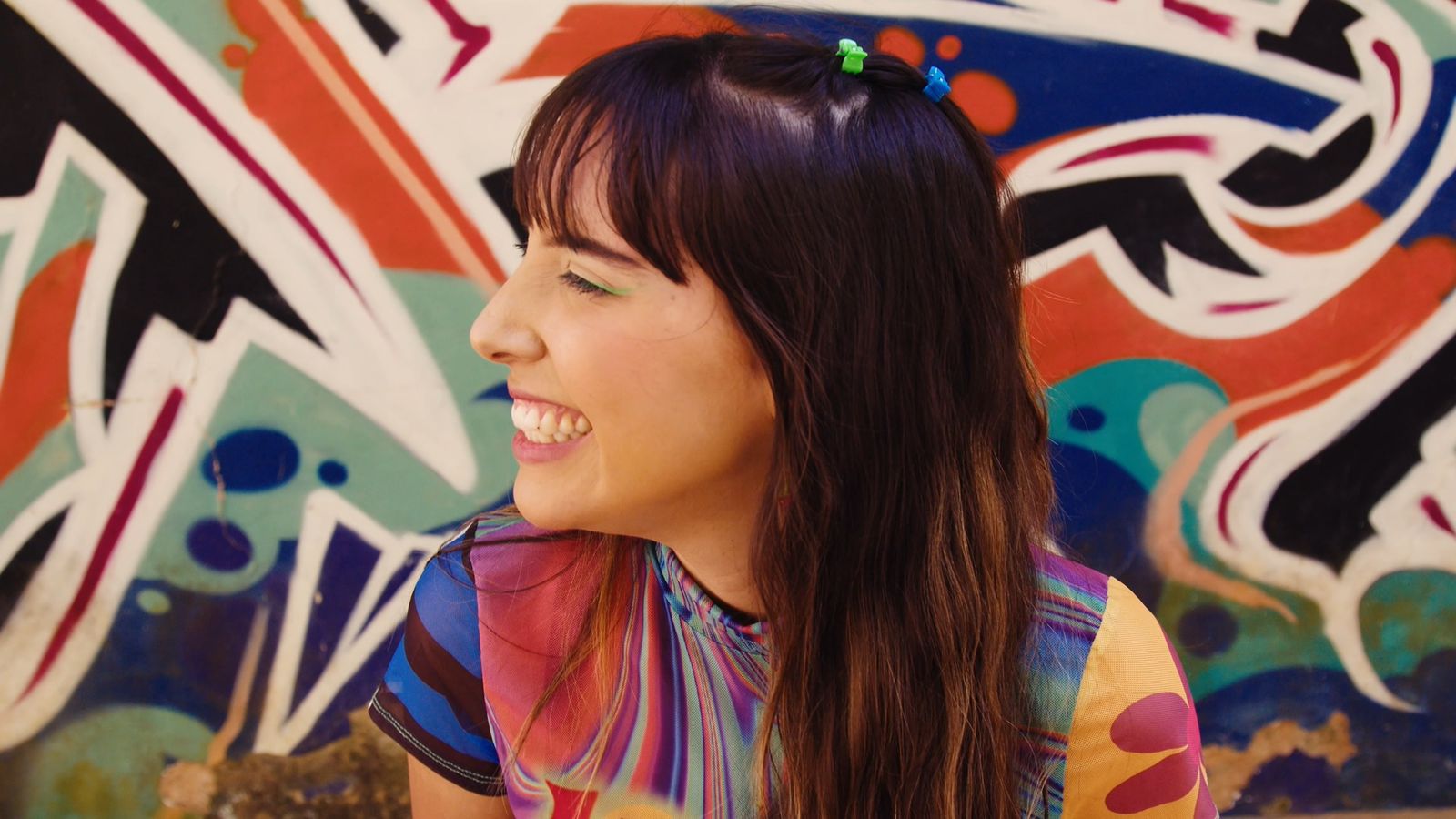 Wogue estreia oficialmente a carreira solo com o single "A vida vai pra cima" e apresenta um clipe gravado em Itaipava. A artista assina a composição, participa da produção musical e desenvolveu todo o conceito visual do projeto.