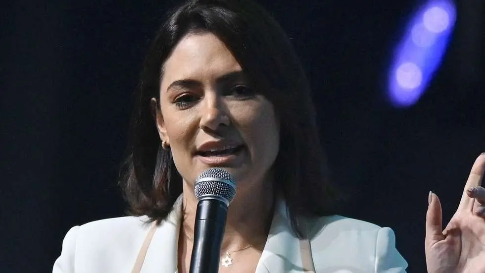 Enquanto Michelle Bolsonaro troca farpas com aliados e o bolsonarismo enfrenta novas divisões, um grupo de mulheres de direita prepara ofensiva judicial nos Estados Unidos.