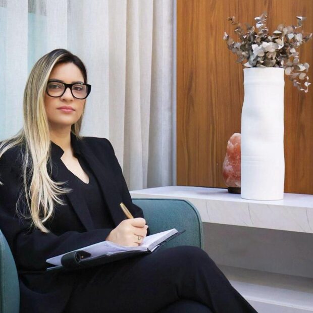 Nancy Azevedo de Souza transforma a rastreabilidade inteligente de OPME A especialista Nancy Azevedo de Souza mostra como o controle estratégico de insumos cirúrgicos garante sustentabilidade aos hospitais A modernização dos hospitais brasileiros passa obrigatoriamente pela reformulação de processos internos que impactam diretamente o cuidado à beira do leito. No centro dessa mudança estrutural está a rastreabilidade inteligente de Órteses, Próteses e Materiais Especiais (OPME), um setor que deixou de ser encarado como mera rotina de almoxarifado para se consolidar como uma engrenagem vital na segurança do paciente. A especialista Nancy Azevedo de Souza, que acompanha de perto a evolução desse mercado, adverte que a falta de controle rigoroso gera riscos severos e invisíveis no cotidiano das instituições. “Quando não há processos bem definidos, o problema aparece onde não pode: dentro da sala de cirurgia. E ali, cada decisão impacta diretamente a vida do paciente”, afirma.