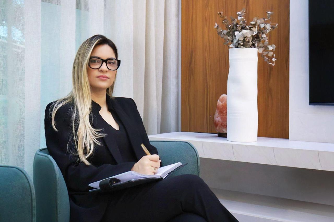 Nancy Azevedo de Souza transforma a rastreabilidade inteligente de OPME A especialista Nancy Azevedo de Souza mostra como o controle estratégico de insumos cirúrgicos garante sustentabilidade aos hospitais A modernização dos hospitais brasileiros passa obrigatoriamente pela reformulação de processos internos que impactam diretamente o cuidado à beira do leito. No centro dessa mudança estrutural está a rastreabilidade inteligente de Órteses, Próteses e Materiais Especiais (OPME), um setor que deixou de ser encarado como mera rotina de almoxarifado para se consolidar como uma engrenagem vital na segurança do paciente. A especialista Nancy Azevedo de Souza, que acompanha de perto a evolução desse mercado, adverte que a falta de controle rigoroso gera riscos severos e invisíveis no cotidiano das instituições. “Quando não há processos bem definidos, o problema aparece onde não pode: dentro da sala de cirurgia. E ali, cada decisão impacta diretamente a vida do paciente”, afirma.