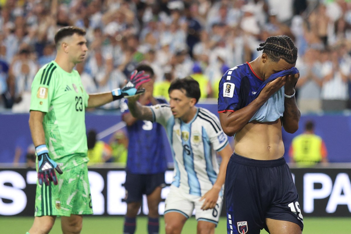 Argentina evita vexame com gol contra e avança na Copa