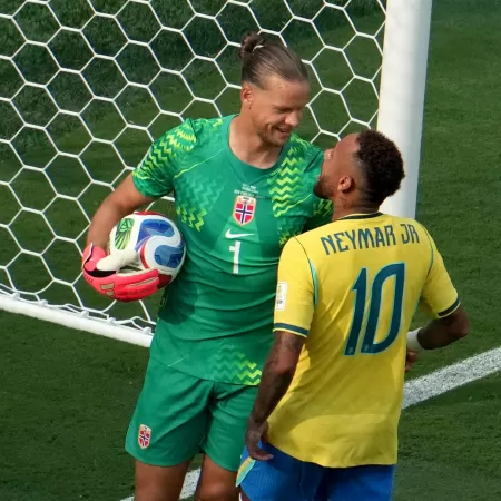 Troca de provocações entre Neymar e Orjan Nyland viraliza após análise de leitura labial exibida na TV.