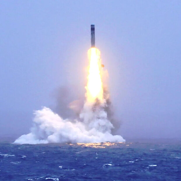 china lança míssil de submarino