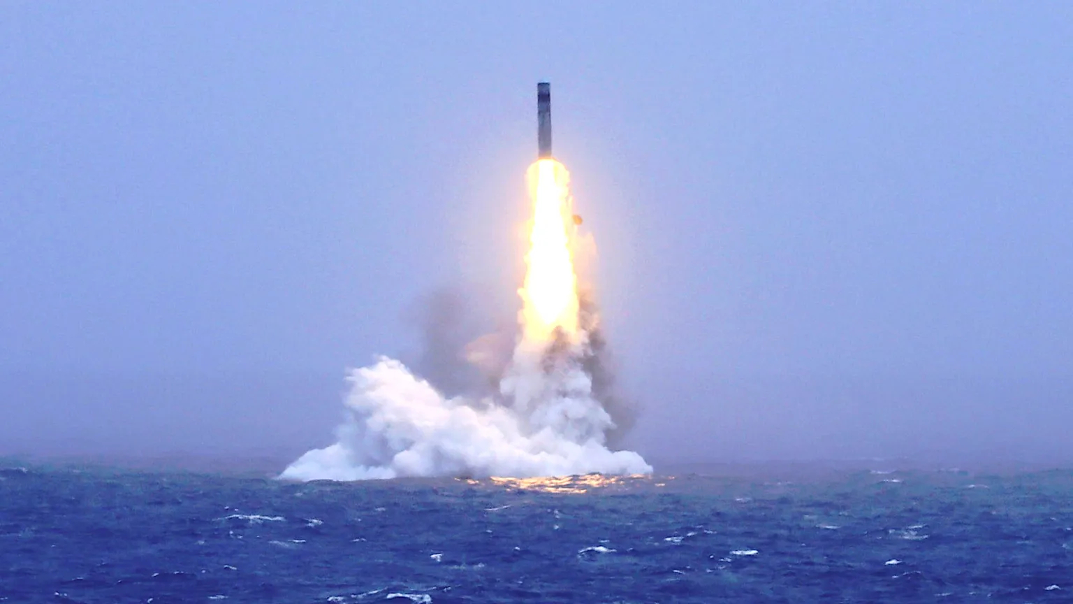 china lança míssil de submarino