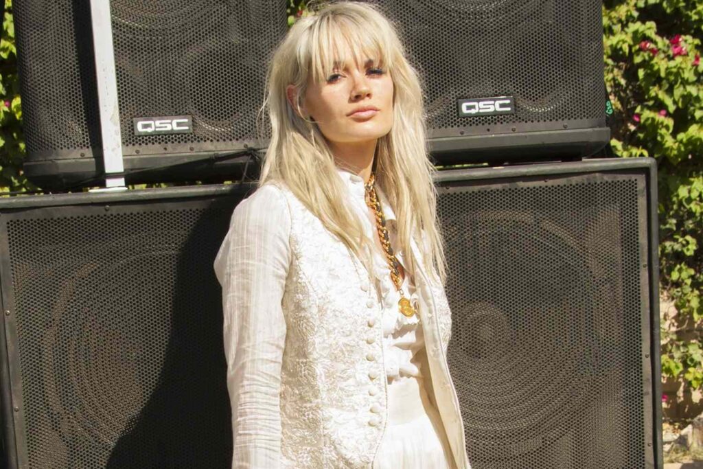 A voz de um dos maiores sucessos de 2011 se despediu cedo demais. Lauren Bennett, cantora do G.R.L., deixa um legado marcado por um dos refrões mais inesquecíveis da música pop.