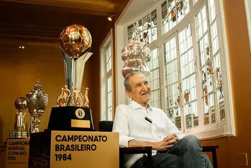Técnico campeão do mundo em 1994 voltou a ser sedado e faz hemodiálise

