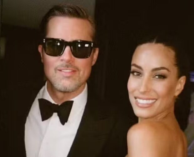 Brad Pitt apareceu ao lado de Ines de Ramon no casamento de Taylor Swift e Travis Kelce
