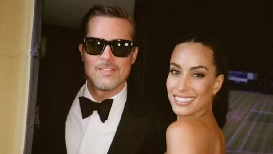 Brad Pitt apareceu ao lado de Ines de Ramon no casamento de Taylor Swift e Travis Kelce