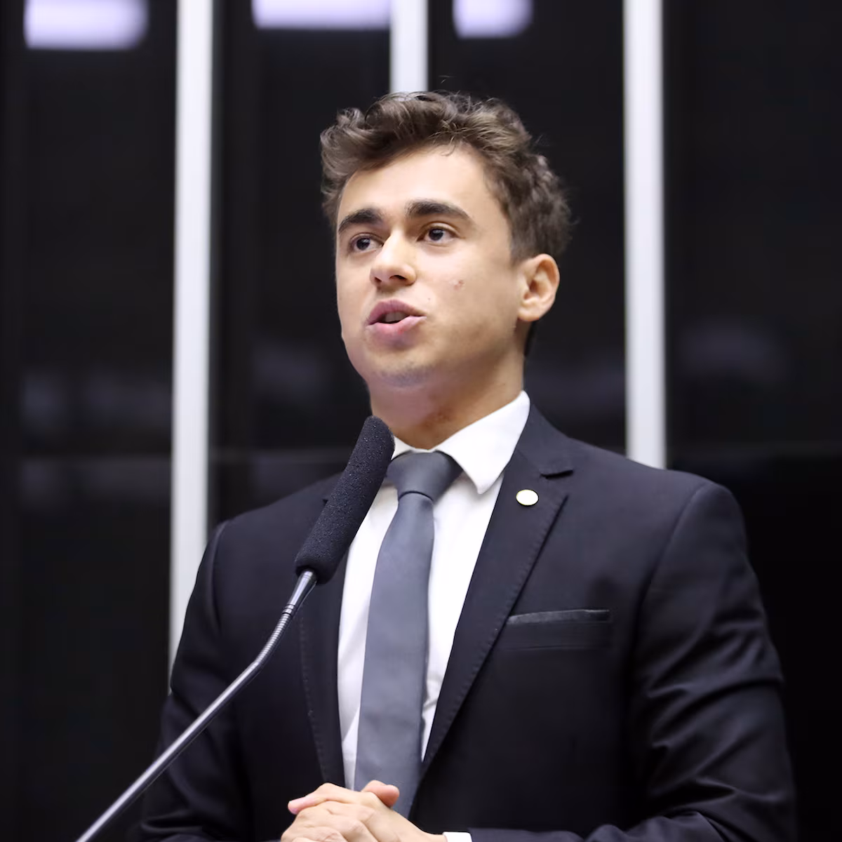 Bastidores, disputa por protagonismo e possível mudança partidária colocam Nikolas Ferreira no centro de um novo capítulo da política nacional.