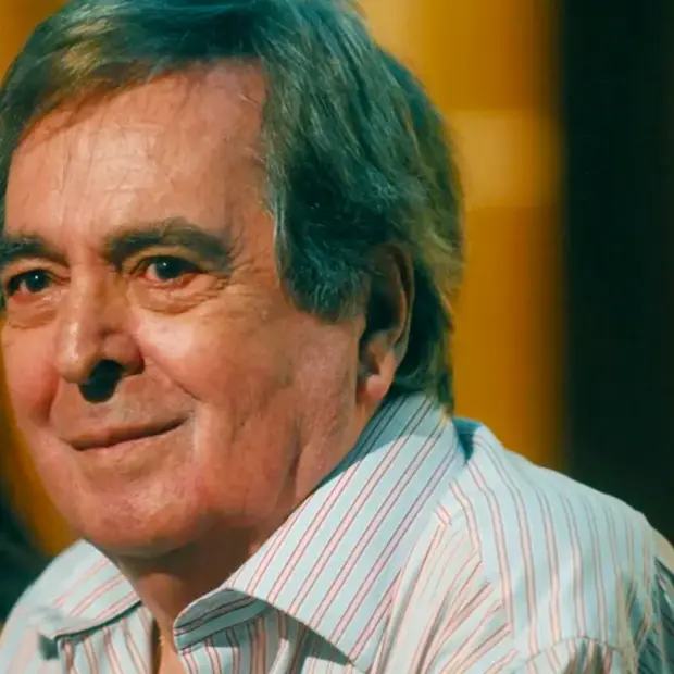 O Jornal Nacional virou assunto nas redes após exibir uma cena de Cambalacho durante homenagem a Benedito Ruy Barbosa.