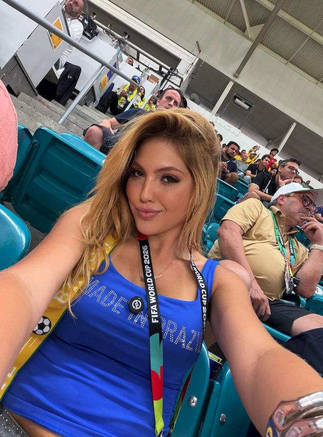 Entre arquibancadas e redes sociais, Mari Menezes se transformou em um dos grandes fenômenos da Copa.