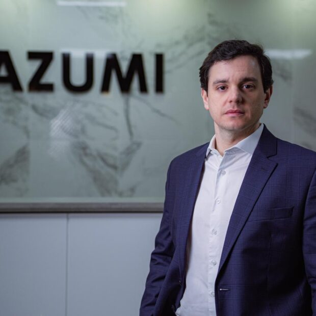 FIDCs ganham força entre investidores brasileiros Edgar Araujo da Azumi Investimentos analisa o avanço dos FIDCs que movimentam bilhões na economia real do país O cenário financeiro nacional passa por uma transformação profunda, impulsionada pela busca por diversificação estratégica em um ambiente de taxas de juros elevadas e seletividade no crédito tradicional. Diante desse panorama, os fundos estruturados deixam de habitar um segmento restrito para se tornarem escolhas consolidadas na organização patrimonial de longo prazo. Essa migração qualifica a dinâmica de relacionamento entre os poupadores e os setores produtivos do país. Para analisar esse movimento de expansão, o especialista Edgar Araujo, CEO da Azumi Investimentos, destaca que a alocação inteligente nesses instrumentos fomenta o desenvolvimento real dos negócios enquanto otimiza de forma técnica os portfólios contemporâneos.