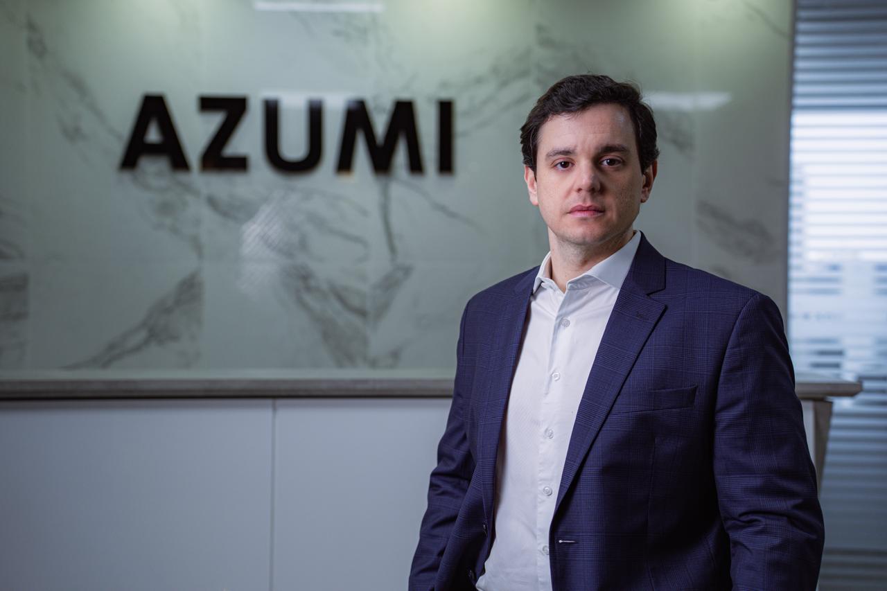 FIDCs ganham força entre investidores brasileiros Edgar Araujo da Azumi Investimentos analisa o avanço dos FIDCs que movimentam bilhões na economia real do país O cenário financeiro nacional passa por uma transformação profunda, impulsionada pela busca por diversificação estratégica em um ambiente de taxas de juros elevadas e seletividade no crédito tradicional. Diante desse panorama, os fundos estruturados deixam de habitar um segmento restrito para se tornarem escolhas consolidadas na organização patrimonial de longo prazo. Essa migração qualifica a dinâmica de relacionamento entre os poupadores e os setores produtivos do país. Para analisar esse movimento de expansão, o especialista Edgar Araujo, CEO da Azumi Investimentos, destaca que a alocação inteligente nesses instrumentos fomenta o desenvolvimento real dos negócios enquanto otimiza de forma técnica os portfólios contemporâneos.