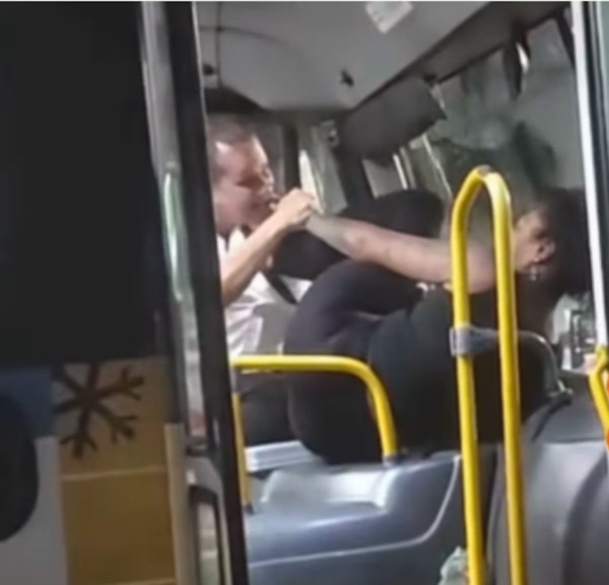 motorista e passageira se envolvem em briga com tapas e mordidas