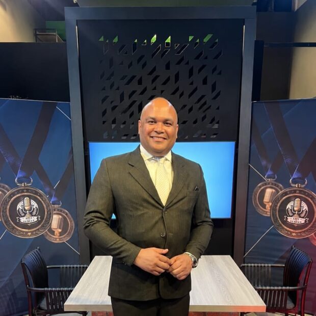 No Arte de Vencer, João Costa detalha sua virada histórica O comunicador internacional João Costa compartilha no podcast Arte de Vencer os pilares psicológicos da sua transformação pessoal O ecossistema da comunicação brasileira é frequentemente moldado por vozes que construíram sua autoridade através de formações acadêmicas tradicionais, mas raras são aquelas forjadas na superação extrema. Durante o episódio 96 do podcast Arte de Vencer, ancorado por Claudio Gonçalves, o mercado conheceu os bastidores estruturais de uma dessas exceções. O jornalista, assessor de imprensa e colunista internacional João Costa detalhou como conseguiu transitar de uma condição de rua absoluta para uma posição de prestígio e influência na mídia contemporânea.
