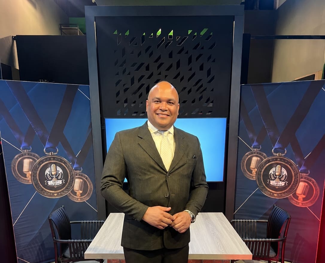 No Arte de Vencer, João Costa detalha sua virada histórica O comunicador internacional João Costa compartilha no podcast Arte de Vencer os pilares psicológicos da sua transformação pessoal O ecossistema da comunicação brasileira é frequentemente moldado por vozes que construíram sua autoridade através de formações acadêmicas tradicionais, mas raras são aquelas forjadas na superação extrema. Durante o episódio 96 do podcast Arte de Vencer, ancorado por Claudio Gonçalves, o mercado conheceu os bastidores estruturais de uma dessas exceções. O jornalista, assessor de imprensa e colunista internacional João Costa detalhou como conseguiu transitar de uma condição de rua absoluta para uma posição de prestígio e influência na mídia contemporânea.