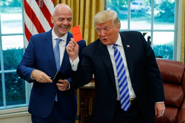 Donald Trump admitiu que ligou para Gianni Infantino para pedir revisão da punição de Balogun na Copa