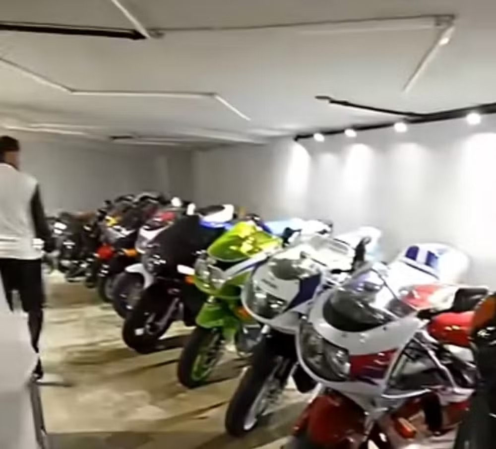 Jogador também comprou motos de colecionador que estavam na casa, segundo relato do antigo dono