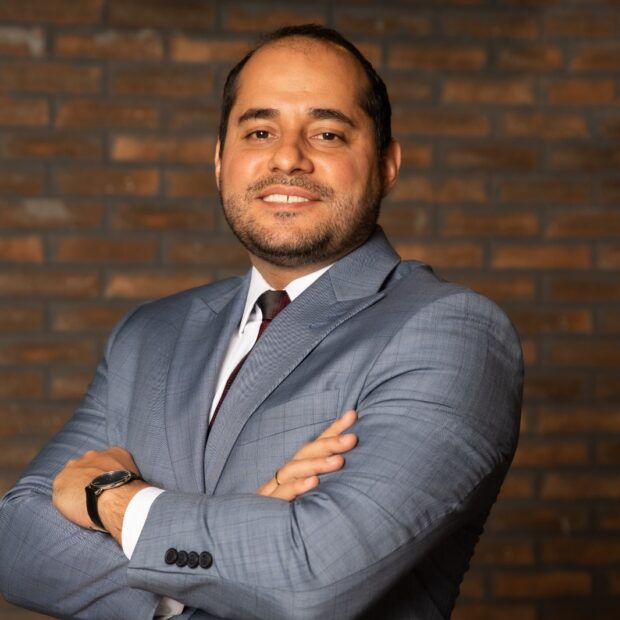 Erro silencioso na preparação para a Reforma Tributária pode custar caro às empresas, alerta especialista Eduardo Dias, contador, empresário, especialista em gestão tributária e contabilidade consultiva e CEO da Alldax Contabilidade afirma que muitos empresários ainda tratam a mudança como uma questão exclusiva da contabilidade A transição para o novo modelo de arrecadação no Brasil avança em ritmo acelerado, mas um comportamento de risco silencioso começa a desenhar prejuízos severos nos bastidores do mercado corporativo nacional. Diversas organizações ainda encaram a reestruturação fiscal como uma mera atualização burocrática sob os cuidados isolados dos escritórios contábeis. De acordo com a análise de Eduardo Dias, especialista em gestão tributária, contabilidade consultiva e CEO da Alldax Contabilidade e Consultoria, essa visão fragmentada negligencia uma transformação profunda que atinge diretamente a governança, a competitividade e a própria sustentabilidade operacional das empresas.