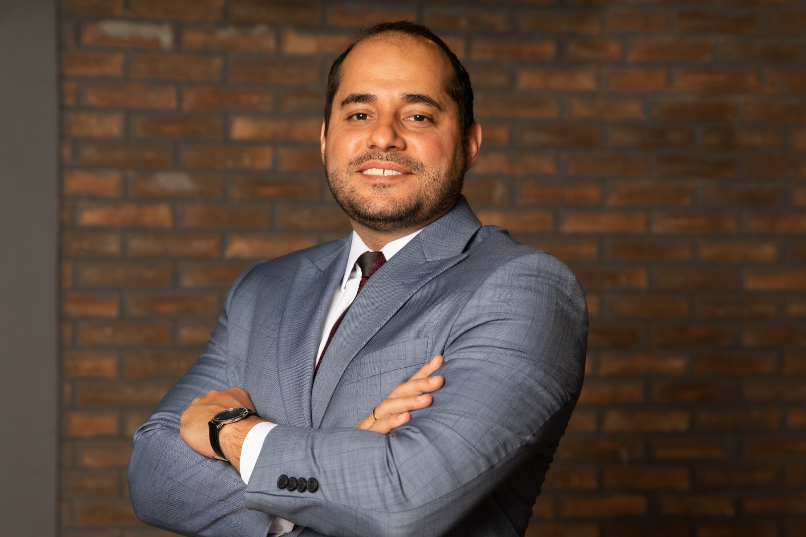 Erro silencioso na preparação para a Reforma Tributária pode custar caro às empresas, alerta especialista Eduardo Dias, contador, empresário, especialista em gestão tributária e contabilidade consultiva e CEO da Alldax Contabilidade afirma que muitos empresários ainda tratam a mudança como uma questão exclusiva da contabilidade A transição para o novo modelo de arrecadação no Brasil avança em ritmo acelerado, mas um comportamento de risco silencioso começa a desenhar prejuízos severos nos bastidores do mercado corporativo nacional. Diversas organizações ainda encaram a reestruturação fiscal como uma mera atualização burocrática sob os cuidados isolados dos escritórios contábeis. De acordo com a análise de Eduardo Dias, especialista em gestão tributária, contabilidade consultiva e CEO da Alldax Contabilidade e Consultoria, essa visão fragmentada negligencia uma transformação profunda que atinge diretamente a governança, a competitividade e a própria sustentabilidade operacional das empresas.
