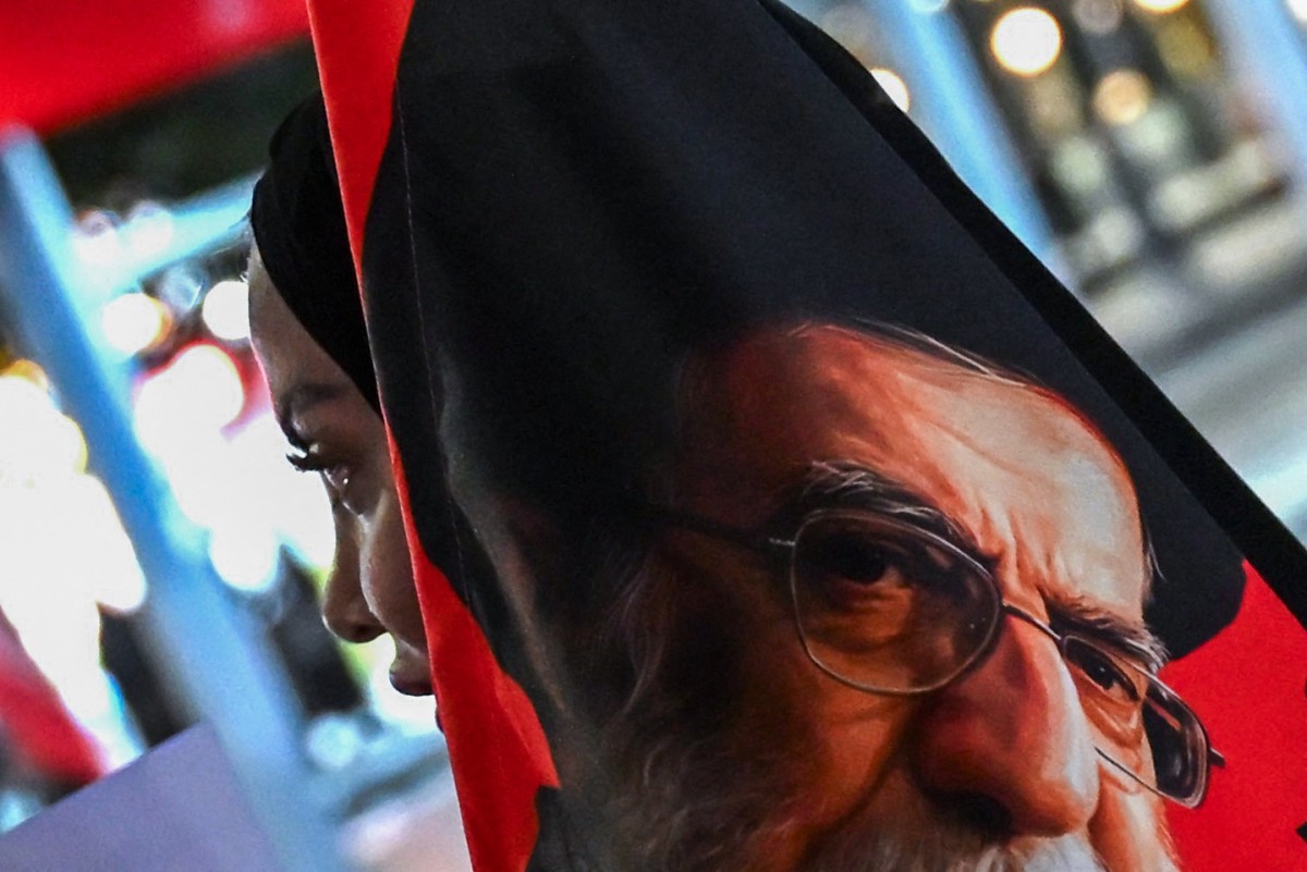 Irã enterra Khamenei em meio a ataques e homenagens históricas