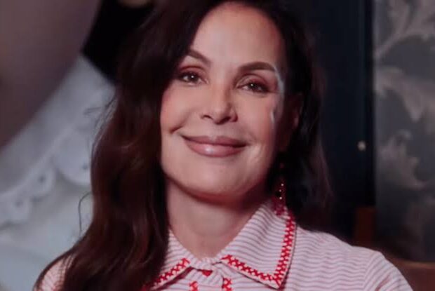 Carolina Ferraz relembrou o impacto da química com Eduardo Moscovis em Por Amor e revelou como a repercussão afetou sua vida pessoal.
