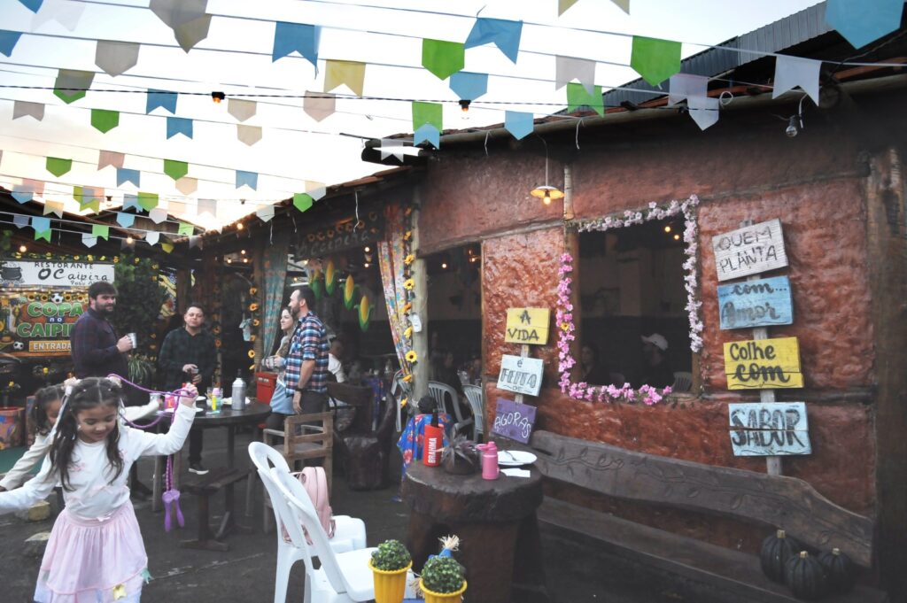 Com ambiente temático e comida de roça, evento reuniu colaboradores em um dia de confraternização, gastronomia típica e música ao vivo. (Foto: Mauro Vieira)
