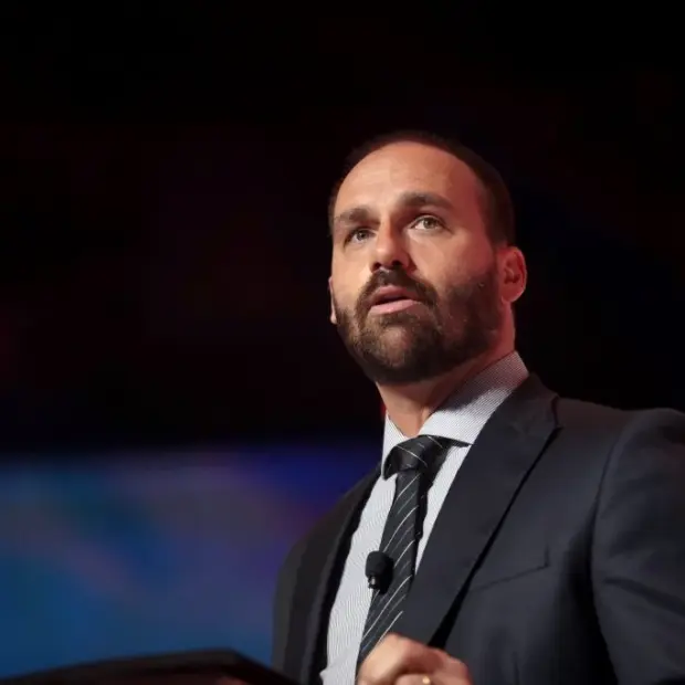 O vídeo de Eduardo Bolsonaro repercutiu nas redes e expôs um novo capítulo das divergências entre aliados da direita.