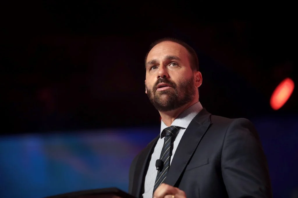 O vídeo de Eduardo Bolsonaro repercutiu nas redes e expôs um novo capítulo das divergências entre aliados da direita.