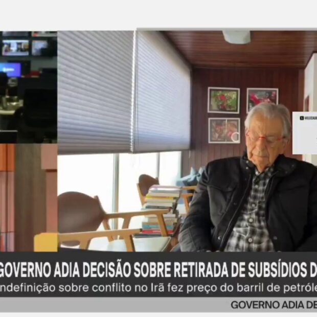 Gabeira dorme ao vivo na GloboNews de novo e jornalista precisa “despertar” comentarista _Flagra viralizou após Fernando Gabeira aparecer de olhos fechados durante comentário no canal. Chamado por Isa, ele acordou, respondeu “boa tarde” e seguiu a análise como se nada tivesse acontecido_ Fernando Gabeira virou assunto nas redes nesta quinta-feira (9) após ser flagrado aparentemente dormindo ao vivo durante uma transmissão da GloboNews. O comentarista aparecia no vídeo com os olhos fechados enquanto a pauta tratava da decisão do governo de adiar a retirada de subsídios dos combustíveis. Eu ainda estava em casa, no Cosme Velho, terminando de liberar a sala depois da manicure e tentando salvar a dignidade das unhas recém-feitas longe de qualquer zíper, gaveta ou tampa de pote, quando o vídeo chegou no grupo das meninas. Apertei o play com todo o cuidado do mundo e dei de cara com Gabeira numa paz tão profunda que, por um segundo, achei que a GloboNews tinha inventado análise política em modo soneca. No trecho que circula, a jornalista chama o comentarista para participar da análise: “Gabeira, boa tarde pra você. Quero te ouvir a respeito desse assunto, porque tinha alguma outra alternativa pro governo, senão adiar essa decisão?”. Logo depois, ele reage, diz “Boa tarde, Isa” e começa a responder normalmente: “Olha, uma vez que o governo decidiu, analisou a guerra e analisou os impacto…”. E o melhor é que essa não foi a primeira pescaria televisiva atribuída a Gabeira. Em 2020, ele já havia protagonizado uma cena parecida na GloboNews, quando César Tralli fez uma pergunta sobre a rejeição, na Câmara do Rio, da abertura de impeachment de Marcelo Crivella. Na ocasião, Gabeira despertou assustado e soltou um sinceríssimo: “É comigo?”. Ou seja, existe método, existe histórico e existe uma espécie de franquia do cochilo ao vivo. Eu não estou dizendo que virou tradição, mas se acontecer mais uma vez a GloboNews já pode abrir vinheta própria: “Momento Gabeira Repousa e Analisa”. A cena desta quinta chamou atenção justamente pela naturalidade do retorno. Gabeira não fez alarde, não pediu desculpa, não explicou se estava cochilando ou apenas de olhos fechados em modo reflexão profunda. Simplesmente entrou no assunto e seguiu a vida, como quem volta de uma viagem astral direto para a análise econômica. Eu achei tudo perigosamente humano. Quem nunca fechou os olhos por três segundos numa reunião e voltou fingindo que estava apenas organizando melhor o raciocínio? A diferença é que Gabeira fez isso com câmera ligada, GC no ar e bancada chamando pelo nome. Nas redes, o vídeo virou prato cheio. Teve gente defendendo que ele só estava concentrado, teve gente jurando que era sono mesmo e teve quem dissesse que, diante de certas pautas, o corpo apenas toma decisões editoriais próprias. Eu não julgo. Depois de uma sequência de guerra, governo, subsídio e combustível, até a pálpebra pede direito de resposta. O melhor é que Gabeira respondeu. E respondeu no automático elegante de quem já atravessou décadas de televisão, política, exílio, livro, documentário e agora também a categoria premium do cochilo jornalístico. Se foi sono, foi sono com repertório. Se foi concentração, foi concentração em profundidade.