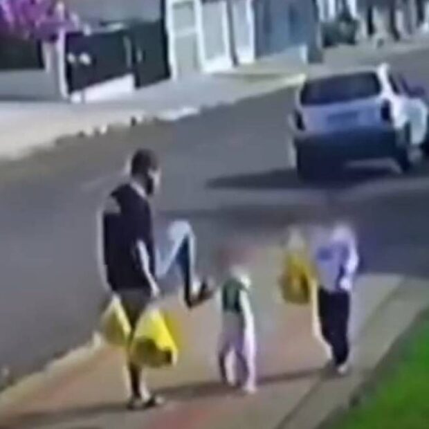 pai flagrado chutando filha de três anos
