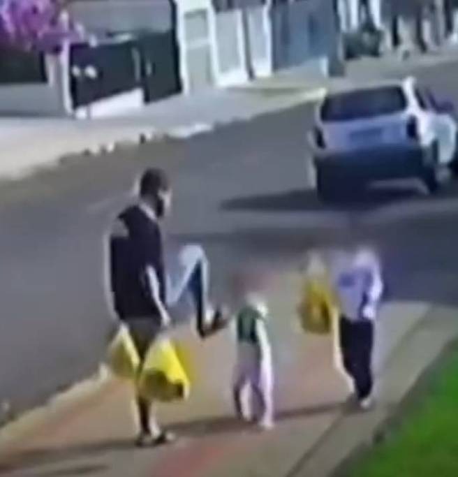 pai flagrado chutando filha de três anos