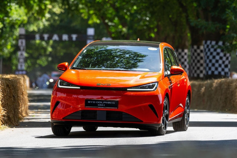 O grupo BYD reforçou sua estratégia global ao exibir modelos das marcas BYD, Denza e Yangwang em Goodwood.