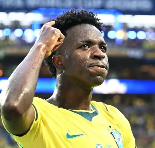 vini jr. aponta para a cabeca apos fazer o segundo gol do brasil contra a escocia aspect ratio 512 320