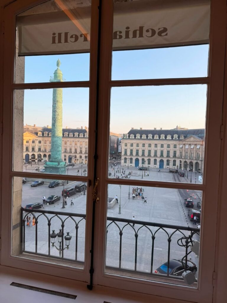 A comunicadora Ana Paula Carneiro foi recebida na sede histórica da Schiaparelli, na Place Vendôme, em Paris.