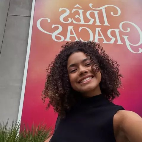 Aos 19 anos, Alana Cabral celebra a renovação com a Globo e reforça o sonho de seguir construindo carreira na televisão.