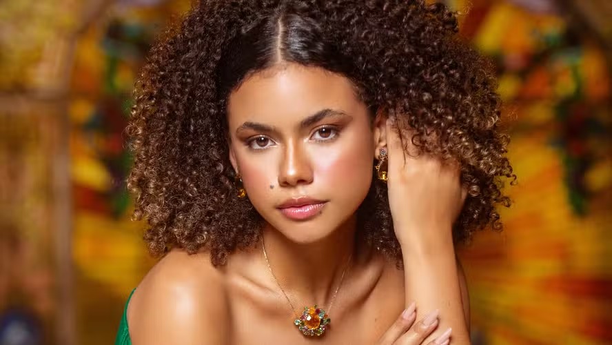 Alana Cabral renovou contrato com a Globo por mais dois anos após o destaque em Três Graças.