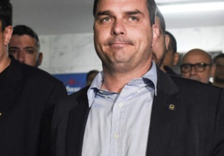 6set2018 flavio bolsonaro filho de bolsonaro e candidato ao senado pelo rio chega a santa casa de juiz de fora onde o pai esta internado na uti 1536303130342 450x450