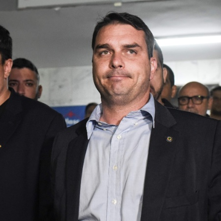 6set2018 flavio bolsonaro filho de bolsonaro e candidato ao senado pelo rio chega a santa casa de juiz de fora onde o pai esta internado na uti 1536303130342 450x450
