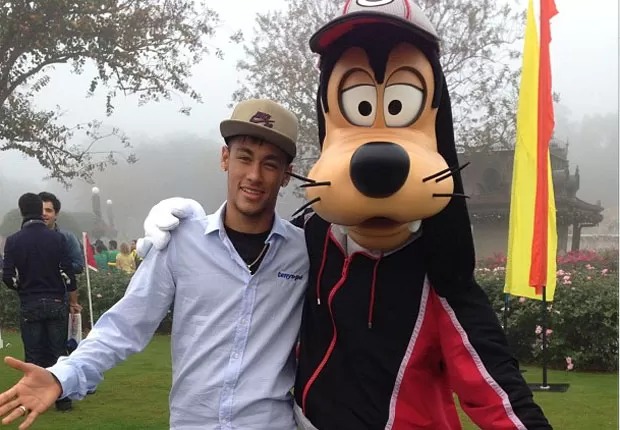 Neto ironizou o jogador em Orlando e disse que “os patetas somos nós”