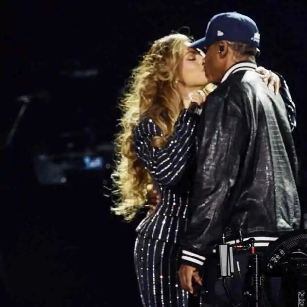 jay z e beyonce se beijam no show especial de 3 decadas de carreira do rapper em ny