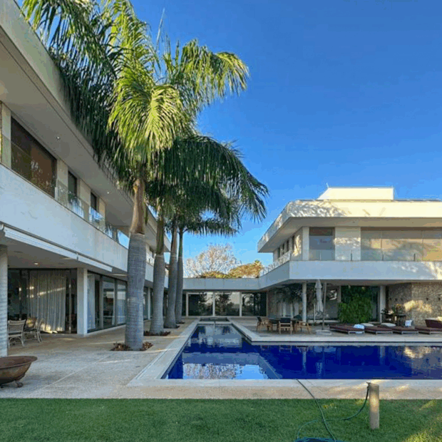 A MBRAS revela como o mercado de imóveis de luxo transformou casas de férias em verdadeiros resorts particulares.