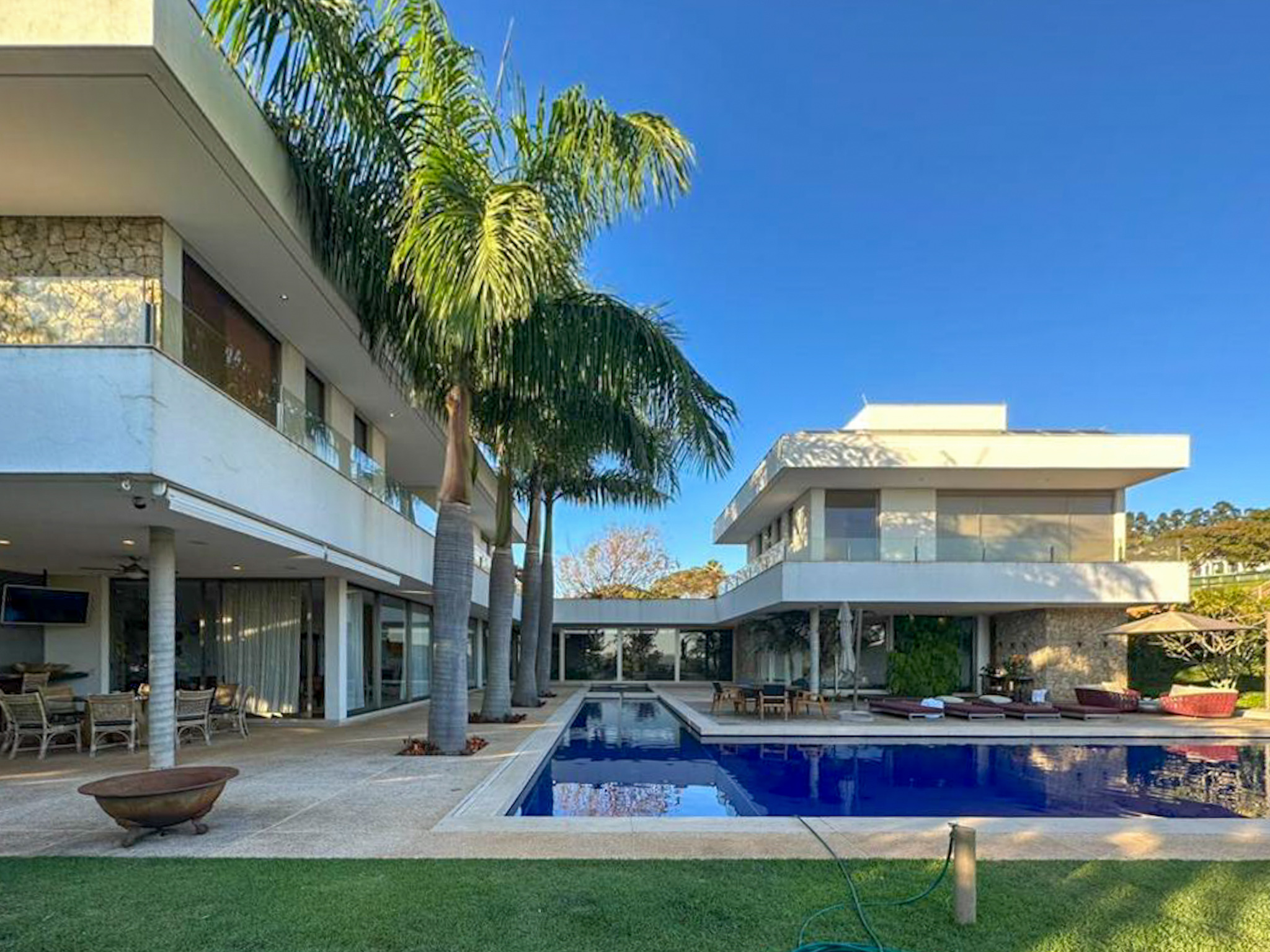 A MBRAS revela como o mercado de imóveis de luxo transformou casas de férias em verdadeiros resorts particulares.