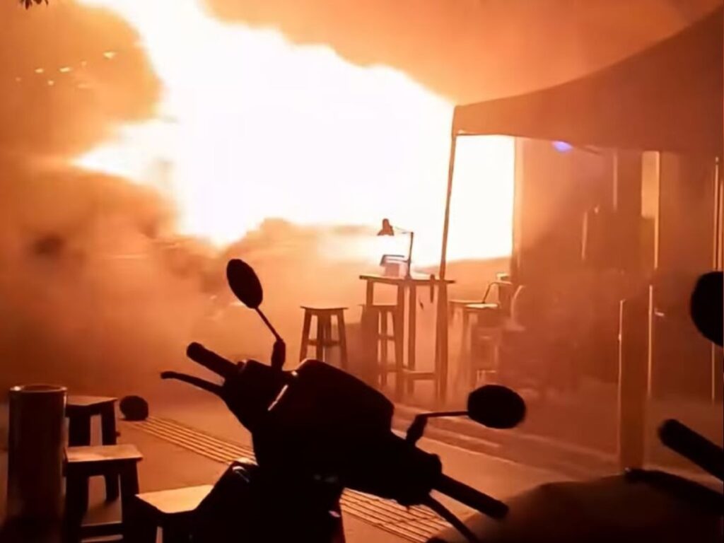  Imagens mostram fumaça intensa e chamas saindo da estrutura do estabelecimento

